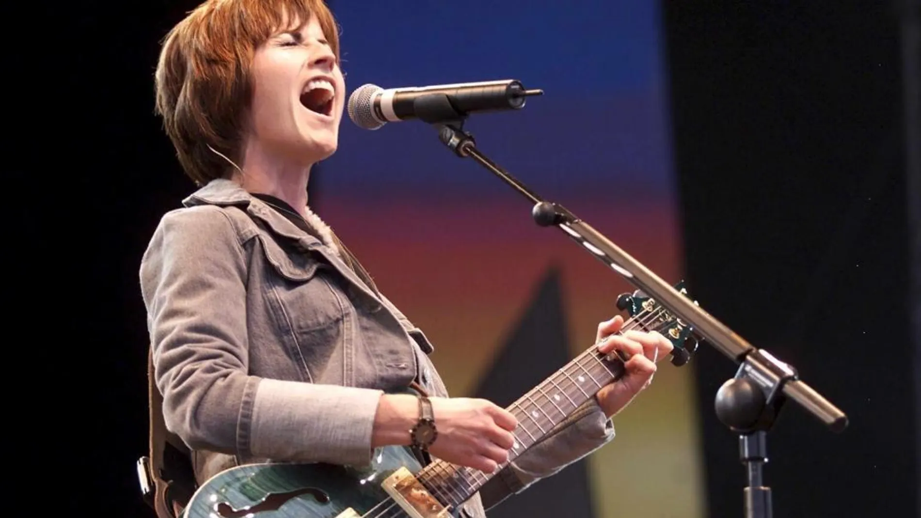 Imagen de archivo de la cantante del grupo musical The Cranberries, Dolores O'Riordan, durante una actuación en el festival 'Out in the green' in Frauenfeld, Suiza, el 9 de julio de 2000
