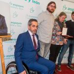La viuda de Julio Herrero, Henar Alonso, y sus hijos, Javier y Azael, recogen la distinción junto al presidente de la Junta, Juan Vicente Herrera, y el de Aspaym, Ángel de Propios