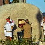 Raúl Castro introduce en la piedra las cenizas de Fidel Castro en el cementerio Santa Ifigenia