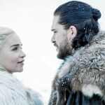 En la imagen, Daenerys Targaryen (Emilia Clarke) y Jon Nieve (Kit Harington), en un capítulo de «Juego de Tronos»