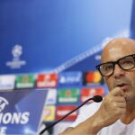 El entrenador del Sevilla, Jorge Sampaoli, en rueda de prensa tras el entrenamiento hoy con su plantilla en la ciudad deportiva del club
