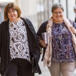 La presidenta del Parlamento balear, Xelo Huertas (i), acompañada por la diputada de Podemos, Montse Seijas (d), a su llegada al Parlamento