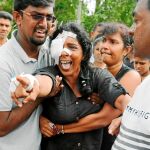 Kumari Fernando perdió a su marido y dos hijos durante el ataque a la iglesia de San Sebastián, ayer, en su entierro / Reuters