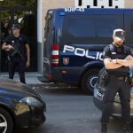 La Policía junto a la vivienda del detenido
