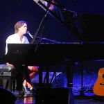 Rufus Wainwright, ayer, con su piano, su guitarra y su voz de tenor cálida y ondulante