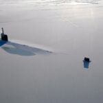 Un submarino, atrapado en una capa de hielo en el Ártico, en una imagen de archivo