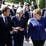 La canicller alemana, Angela Merkel, conversa con el presidente francés, Emmanuel Macron, y la primera ministra británica, Theresa May, tras un encuentro en Sofía, Bulgaria / Ap