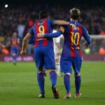El delantero uruguayo del FC Barcelona, Luis Suárez (i) celebra con su compañero, Leo Messi (d) su tanto ante el Real Madrid