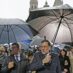 Alberto Núñez Feijóo y Mariano Rajoy, durante el acto celebrado en la plaza del Obradoiro tras la toma de posesión de su cargo.