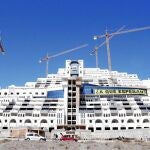 El hotel El Algarrobico cuenta con varias sentencias para su demolición