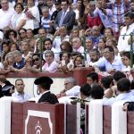 José Mari Manzanares (i), brinda la faena de su toro, a los padres, hermana y viuda de Victor Barrio