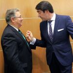 El consejero de Fomento y Medio Ambiente de la Junta, Juan Carlos Suárez-Quiñones, dialoga con el ministro del Interior, José Ignacio Zoilo, al comienzo de la reunión que el ministro mantuvo con los consejeros de la distintas Comunidades Autónomas, para informarles sobre las medidas acordadas en el Pacto Antiyihadista.