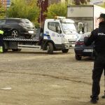 Agentes de la policía junto al vehículo donde una mujer de 26 años murió degollada presuntamente por su novio.
