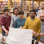 De izq. a der. Santiago Tobón, Luis Solano, Paca Flores, Diego Moreno y Enrique Redel, con el mapa de las librerías de Barcelona