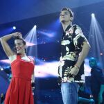 Noelia y Dave, durante su interpretación de «Volando voy»