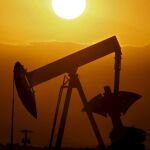 El petróleo supera los 77 dólares