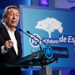 El presidente de la Comisión Organizadora, Luis de Grandes, informa en rueda de prensa de los preparativos del Congreso Nacional del PP / Foto: Efe