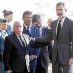 El Rey junto al ministro de Justicia, Rafael Catalá, y el fiscal en funciones, Luis Navajas, ayer en el funeral de Maza