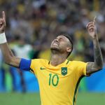 Fotografía del sábado 20 de agosto de 2016, de Neymar Jr. de Brasil celebrando el penalti que dio la victoria sobre Alemania