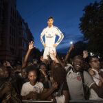 Aficionados del Real Madrid esperan la llegada de los jugadores del equipo al Opera Hotel en el centro de Kiev (Ucrania)
