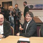 Los ex conseller Lluís Puig y Clara Ponsatí, con Carles Puigdemont en el centro