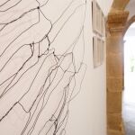 Las piezas que componen la exposición se dibujan sobre las paredes de Set Espai d’Art