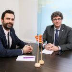 El expresidente de la Generalitat Carles Puigdemont (d) y el presidente del Parlamento autónomo, Roger Torrent, durante su reunión en Bruselas, Bélgica, hoy, 24 de enero de 2018. EFE/Stephanie Lecocq