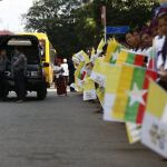 Numeroso fieles dan la bienvenida al Papa