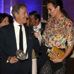 El diseñador Roberto Torreta (i) conversa con la modelo Nieves Álvarez tras recibir hoy uno de los III Premios Nacionales de la Moda
