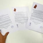 Comunicados distribuidos por los diarios Gara y Berria con los que la organización terrorista ETA ha anunciado hoy el "final de su trayectoria". EFE/Ballesteros