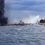Un equipo realiza labores de extinción del incendio en el petrolero iraní Sanchi tras su colisión con el mercante CF Crystal, de bandera hongkonesa, a unas 160 millas náuticas (300 kilómetros) al este del estuario del río Yangtze junto a la ciudad de Shanghai (China)