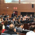 Momento en el que Federico Jiménez de Parga jura su cargo en la Asamblea de Madrid / R. Ruiz
