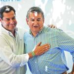 El presidente del PP andaluz, Juanma Moreno (i), junto al presidente del PP en Cádiz, Antonio Sánz.