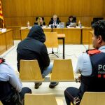 El procesado abordaba en la calle o en el portal de su casa a las víctimas, a las que violaba y robaba sus pertenencias, amenazándolas con objetos punzantes, destornilladores o cuchillos.