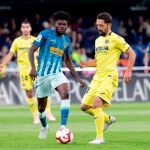 El centrocampista ghanés del Atlético de Madrid Thomas Partey pelea un balón con el centrocampista chileno del Villarreal Manuel Iturra / Efe