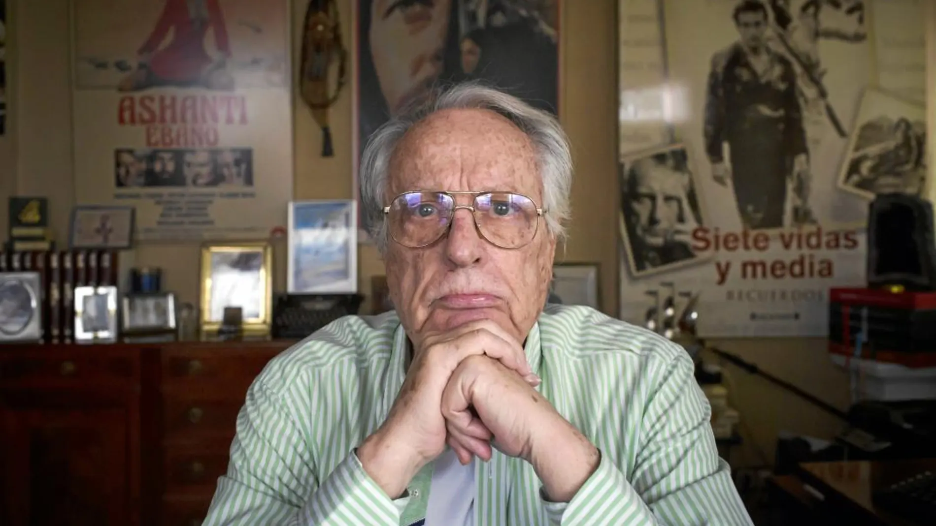 El escritor Alberto Vázquez-Figueroa, en el despacho de su casa madrileña