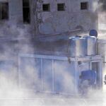 Las fuerzas kurdas toman posiciones en uno de los edificios atacados por el Estado Islámico en Kirkuk, ayer