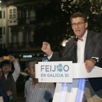 El candidato del PPdeG a la Presidencia de la Xunta, Alberto Núñez Feijóo, durante el inicio de campaña electoral que los populares celebran hoy en los jardines de Méndez Núñez de A Coruña.