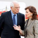 La vicepresidenta del Gobierno, Carmen Calvo y el ministro de Exteriores, Josep Borrell, conversan antes del inicio del desfile militar. EFE/JuanJo Martín