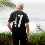 En las inmediaciones de Barra da Tijuca, un barrio de Río de Janeiro, un seguidor de Jair Bolsonaro luce una camiseta con el símbolo de un arma y el número 17, que hace referencia al número asignado a su partido (PSL) en las máquinas de votación