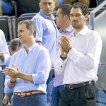 El Rey, junto a Jorge Garbajosa, presidente de la federación española de baloncesto, ayer durante el partido de España contra Venezuela
