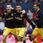 Kevin Gameiro (i) celebra con Correa y Griezmann el gol marcado ante el Osasuna.