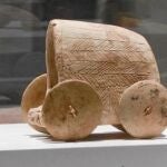 A CUATRO RUEDAS. Piezas que recuerdan los carros entoldados de la época