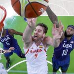 Pau, que volvió a ser el máximo anotador de España, intenta anotar en presencia de Cousins
