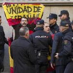 Varias personas se han manifestado con banderas de España en la puerta del Supremo /A.R. Roldán