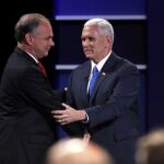Los candidatos a vice presidente, el demócrata Tim Kaine y el republicano, Mike Pence, se saludan tras finalizar el debate