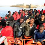 Salvamento Marítimo rescató a 141 inmigrantes de trece pateras en aguas del Estrecho de Gibraltar desde la madrugada de ayer a los que trasladó al puerto de Tarifa (Cádiz) en un operativo que arrancó a las 03:30 horas (Foto: Efe)