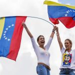 Las mujeres tomaron ayer las calles de Caracas. En la imagen, Lilian Tintori (esposa de Leopoldo López) y María Corina Machado