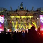 Vista del escenario instalado frente a la Puerta de Brandeburgo, durante el ensayo para la celebración de la Nochevieja