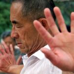 Un hombre practica la meditación en un parque de Pekín